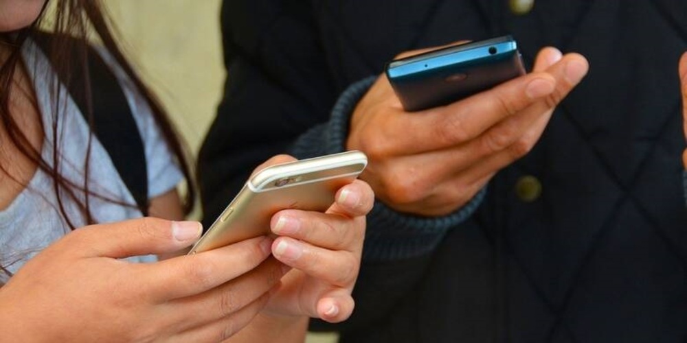 Πάνω από 500.000 νέοι έχουν υποβάλει επιτυχώς αίτημα για απαλλαγή απ’ τα τέλη κινητής τηλεφωνίας