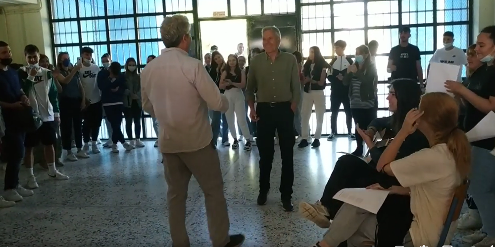 BINTEO: Το συγκινητικό πάρτι αποχαιρετισμού στον Εβρίτη καθηγητή τους που συνταξιοδοτείται, μαθητών του 4ου Λυκείου Ξάνθης