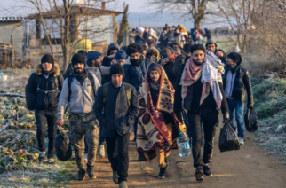 Οι Τούρκοι σπρώχνουν χιλιάδες πρόσφυγες  προς τον Έβρο – «Μετακινούμενοι καταυλισμοί» στα σύνορα