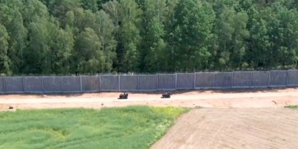 Πολωνία: “Σήκωσε” ηλεκτροφόρο φράχτη 140 χλμ. στα σύνορα με τη Λευκορωσία για τους λαθρομετανάστες
