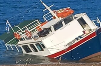 Σαμοθράκη: Βούλιαξε το περιηγητικό σκάφος “Θεοδώρα”, όταν έπεσε στα βράχια με επιβάτες πάνω