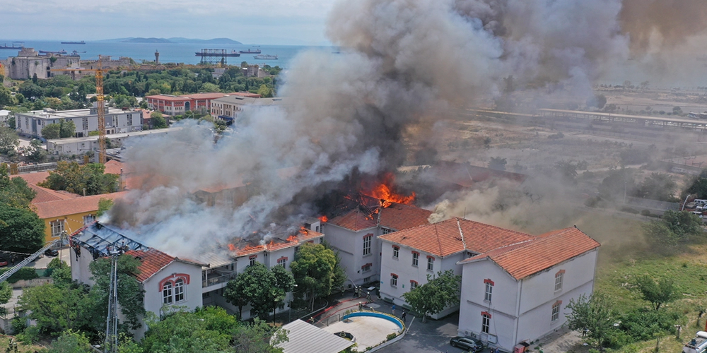 Πυρκαγιά προκάλεσε σοβαρές καταστροφές στο ελληνικό νοσοκομείο “Βαλουκλή” στην Κωνσταντινούπολη