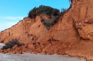 Αλεξανδρούπολη: Κατέρρευσε τμήμα παραλίας στην περιοχή “Κόκκινα Βράχια”