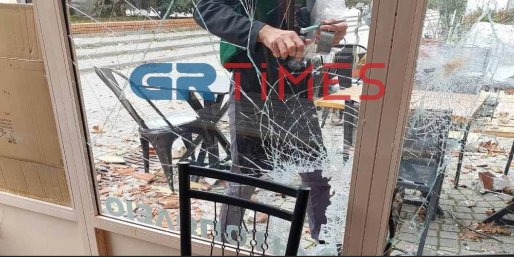 Κακοκαιρία «Μπάρμπαρα»: Παραλίγο τραγωδία στην Θράκη -Τούβλα έπεσαν σε καταστήματα εστίασης (ΒΙΝΤΕΟ)