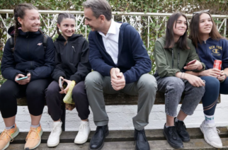 Μητσοτάκης: Η επίσκεψη στους γονείς της Ελένης Τοπαλούδη και οι selfies με τη νέα γενιά (ΒΙΝΤΕΟ)