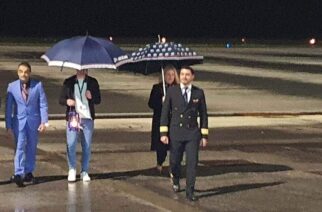 Έβρος: Υπό βροχή έφτασε Άγιο Φως στο αεροδρόμιο Αλεξανδρούπολης και μεταφέρθηκε παντού (ΒΙΝΤΕΟ)