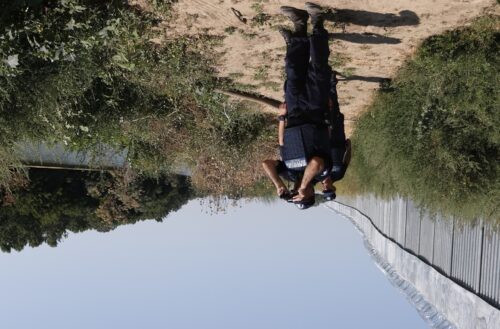 Φωτογραφία που δόθηκε στη δημοσιότητα την Κυριακή 22 Αυγούστου 2021 εικονίζει αστυνομικούς που κάνουν περιπολίες κατά μήκος του φράχτη που έχει χτιστεί στη συνοριακή γραμμή του ποταμού Έβρου, στην περιοχή των Φερών, Τρίτη 13 Ιουλίου 2021. ΑΠΕ-ΜΠΕ/ΑΠΕ-ΜΠΕ/ΔΗΜΗΤΡΗΣ ΤΟΣΙΔΗΣ