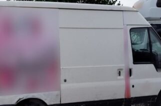 Διδυμότειχο Έλληνας διακινητής στρίμωξε και μετέφερε 17 λαθρομετανάστες σ’ αυτό το φορτηγάκι, αλλά συνελήφθη