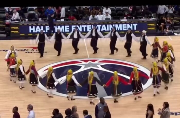 Φοβερό ΒΙΝΤΕΟ: Θρακιώτικοι χοροί σε αγώνα μπάσκετ ΝΒΑ της ομάδας του Αντετοκούνμπο